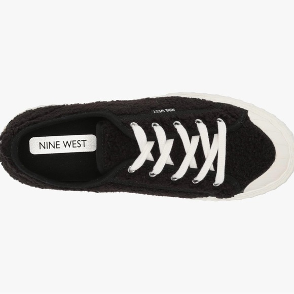 AEROSOLES Chic & Cozy Kicks! Size 6 - Picture 4 of 5